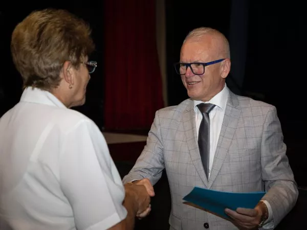 Univerzita tretieho veku » Rektor EUBA odovzdal osvedčenia 1. ročníka Petržalskej letnej univerzity seniorov